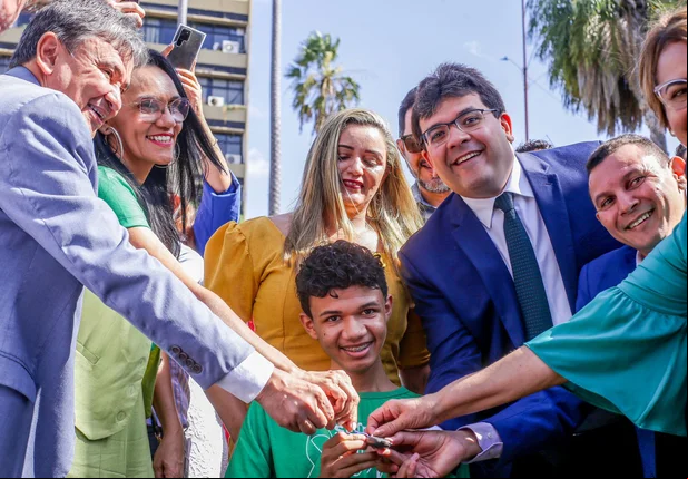 Rafael Fonteles entrega veículos a projetos de inclusão